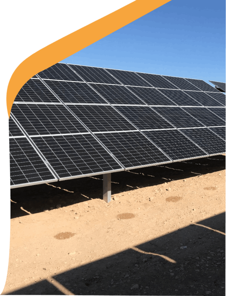 Paneles solares en un campo aislado, rodeados de naturaleza y sin edificaciones cercanas.